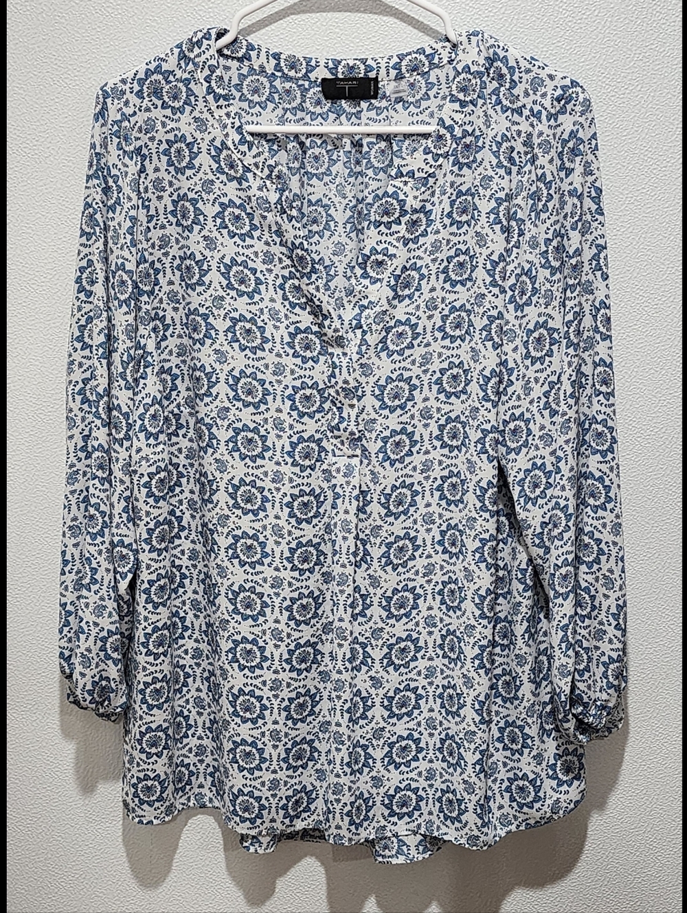 Tahari L/S Pullover Blouse Size 1X Blue Print Vneck Lightweight Elastic Cuffs